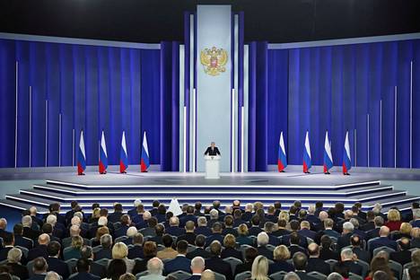 Vladimir Putinin puheen yleisönä olivat parlamentin molemmat kamarit sekä muuta hallintoa ja Venäjän eliittiä. 