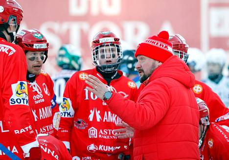 Valmentaja Tuomas Erkkilä ohjaa suojattinsa Oulussa pelattaviin Suomen cupin peleihin.