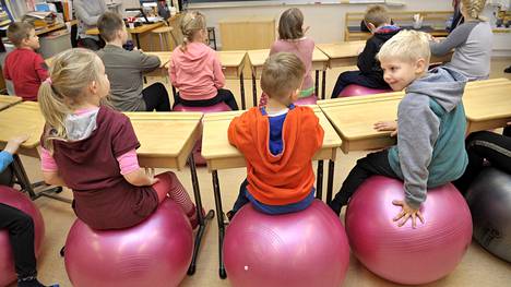 Vasaraisten koulun 1.- ja 2.-luokkalaiset tutustuivat tuolittomaan koulunkäyntiin vuonna 2015. 