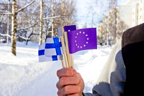 Kirjoittajan mukaan velkaantuneen Suomen on karsittava myös EU:lle annettavaa rahasummaa. Kuvituskuva.