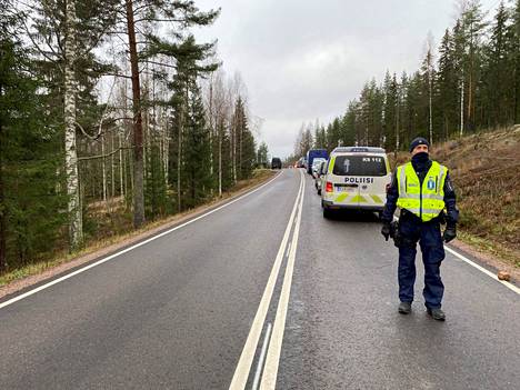 Paikalla olleen toimittajan mukaan piiritystilanne oli kello 10.30:n jälkeen käynnissä Eväjärventien läheisyydessä tien vasemmanpuoleisessa metsikössä. 