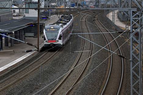 Lähiliikenteen juna liikennöi Helsingissä Valimon asemalla maaliskuussa 2020. 