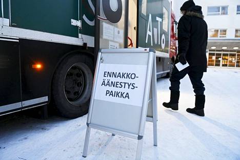 Eduskuntavaalien ennakkoäänestyksessä voi äänestää sekä kotimaassa että ulkomailla. Kuvassa on aluevaalien vaalibussi Nurmijärvellä.