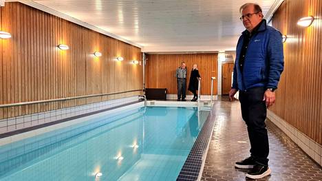 Uima-allas uusittiin 10 vuotta sitten eikä siihen olla koskemassa tulevassa remontissa. Allashuoneen seinät kyllä remontoidaan. Pekka Leinonen on asunut talossa vuodesta 1989. Altaan päässä seisovat Tarmo Pelander ja Eeva-Maria Koivisto puolestaan 50 ja 5 vuotta.