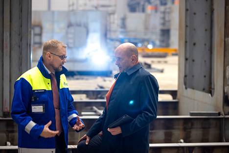 RMC:n toimitusjohtaja Mika Heiskanen (vasemmalla) ja Rauman kaupunginjohtaja Esko Poikela telakkayhtiön ja kaupungin yhteishankkeen lattiatasolla. 