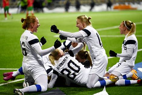 Helmarit juhlivat Linda Sällströmin tekemää maalia EM-karsintaottelussa Portugalia vastaan viime vuoden helmikuussa Helsingissä.