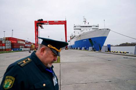 Venäläinen tullivirkailija Baltiyskin satamassa Kaliningradin alueella ennen Venäjän hyökkäyssotaa Ukrainaan lokakuussa 2021. Mikäli Liettuan ilmoitus toteutuu, laivaliikenteestä tulee entistä tärkeämpi kaliningradilaisille
