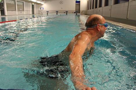 Kokemäen uimahalliin pääsee uimaan joulukuun alusta lähtien alennuslipuilla. Hannu Laurinen on yksi uimahallin vakiokävijöistä.