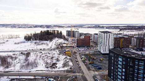 Länsi-Tampereella ja Ylöjärvellä asuvilta kysytään tietoja heidän liikkumistarpeistaan. Bussien reitit uusitaan, kun läntinen osuus raitiotiestä valmistuu. Kuva ratikkatyömaalta  Niemenrannasta.