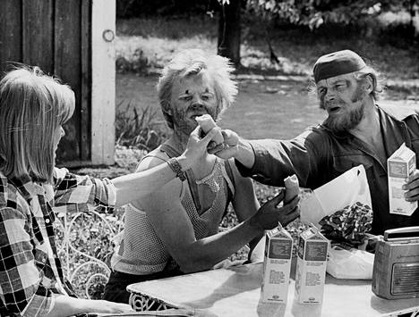 Uuno Turhapuro -elokuvien kolmas osa Lottovoittaja UKK Turhapuro tuli elokuvateattereihin elokuussa vuonna 1976. Sen näki lähes 500 000 katsojaa. Kuvassa vasemmalla Marjatta Raita, keskellä Vesa-Matti Loiri ja oikealla Spede Pasanen.