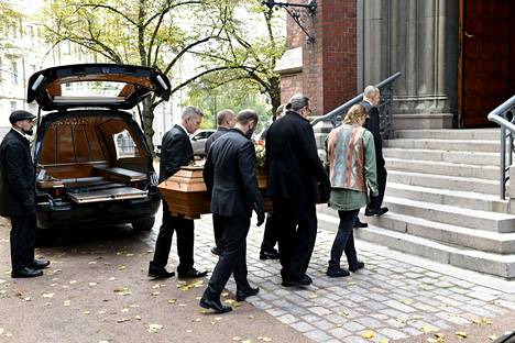 Taiteilija Vesa-Matti Loirin arkku saapui siunaustilaisuuteen Johanneksen kirkkoon tiistaina 20. syyskuuta.