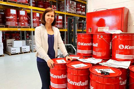 Kendallin toimitusjohtaja Meli Valo sanoo öljybisneksen kovuuden olevan arkea moottoriöljy- ja voiteluainemarkkinoillakin. Isoja valmistajia ja tuotemerkkejä on tarjolla kuluttajille runsaudenpulaan saakka.