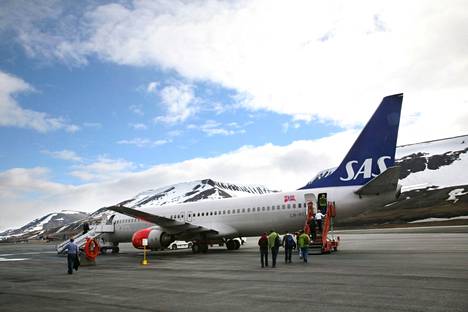Scandinavian Airlines (SAS) kertoo tiistaina loppuvuoden tuloksistaan. Yhtiön lentokone on kuvattu Norjan Huippuvuorilla kesällä 2008.