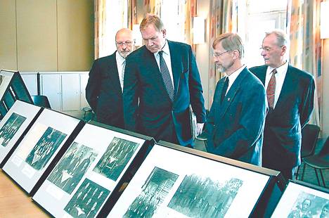 Silloinen pääministeri ja puolueen puheenjohtaja Paavo Lipponen tutustui Jämsänkosken työväenyhdistyksen satavuotisjuhlan valokuvanäyttely 2002.