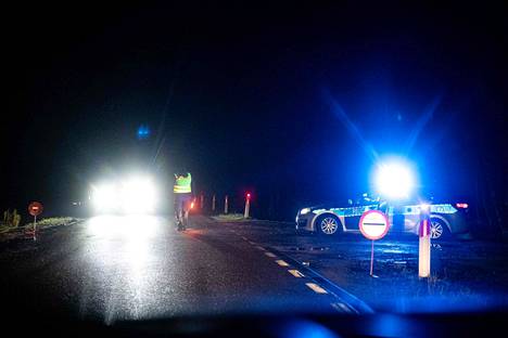 Poliisit tarkistivat ajoneuvoja Bialowiezassa Puolassa, lähellä Valko-Venäjän rajaa 21. marraskuuta.