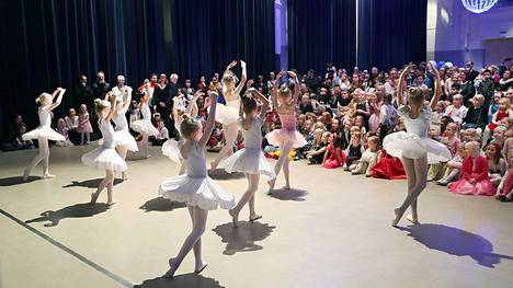 Tampereen balettiopisto oli perinteikäs tanssioppilaitos. Kuva vuodelta 2016, kun Tampereen balettiopiston tanssijoita esiintyi Lasten itsenäisyyspäivän juhlassa Tampere-talossa.