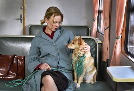 Alma Pöystin esittämä Ansa vierellään koira, jonka roolisuoritus Kuolleissa lehdissä sai myös kriitikoilta kehuja.