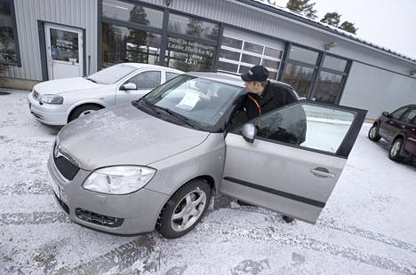 Käytettyjen autojen konkarimyyjä Lasse Huikka sanoo kohtuullisilla kilometreillä varustettujen dieselautojen olevan kysyttyjä työmatkan taittajia. Vuosimalli 2009 Skoda Fabia on tulossa juuri myyntiin. ”Nämä kiertävät vauhdikkaasti.”
