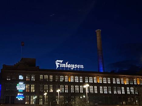 Finlaysonin piippu on yksi siniseksi valaistuista Tampereen maamerkeistä.