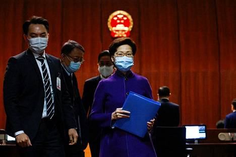 Carrie Lam (oik.) vastasi kysymyksiin kaupungin lainsäädäntöneuvostossa. Hongkong kehittelee uutta lainsäädäntöä, joka lisäisi kansallisen turvallisuuden nimissä kriminalisoitavien tekojen listaa. 