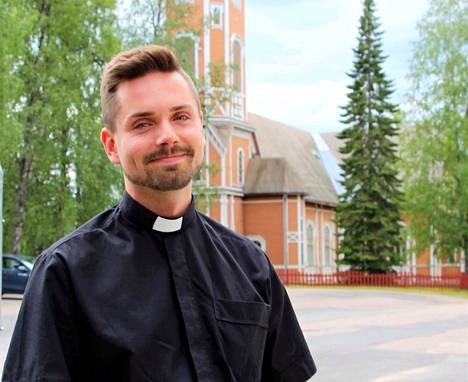 Seurakuntapastori Aleksi Leppänen aloitti työt uransa ensimmäisessä papin tehtävässä Multialla kesäkuun alussa. – Hihasta saa tulla nykäisemään, Leppänen lupaa.