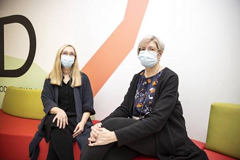 Johtava ylilääkäri Tiina Määttä (vas.) ja perusturvajohtaja Elina Anttila istahtivat valokuvaan sohvalle, jossa voi odotella fysioterapiaan tai röntgeniin pääsyä pääovista vasemmalla.