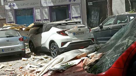 Vaurioituneita autoja Madridissa tapahtuneen räjähdyksen jälkeen perjantaina.