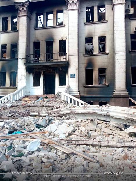 Mariupolissa pommituksen kohteeksi viikko sitten joutuneen teatterin raunioissa on ilmeisesti noin 300 kuollutta siviiliä.