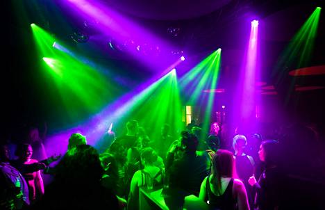 Moni Tampereen yökerhoon suuntaava on kiinnostunut juhlimisesta ilman alkoholia. Juhlijat tanssivat Tampereen Klubin lauantai-discossa lokakuussa 2021.