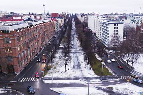 Tampereen Hämeenpuiston kerrostaloissa asuu yli 1900 ihmistä. Kuva on otettu kadun eteläpäästä kohti pohjoista.