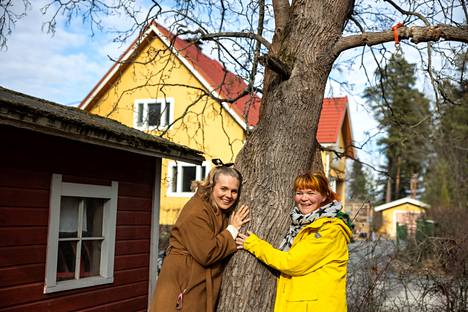 ”Vanhat puut ovat osa Kissanmaan viehätystä”, Jaana Susi sanoo. Viivi Hanhilahti sai kuvassa näkyvän leikkimökin syntymäpäivälahjaksi, kun hän täytti kolme vuotta.