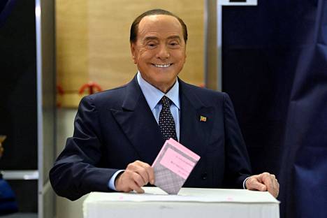 Italian entinen pääministeri, Forza Italia Silvio Berlusconin äänesti sunnuntaina Milanossa.