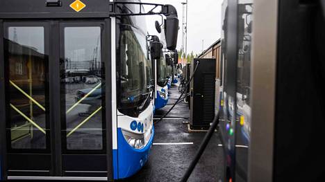 Harjuniityn ja Tampereen välistä linjaa 70 aletaan liikennöidä uusilla sähköbusseilla. Kuvassa Yutong-merkkisiä sähköbusseja Tampereella kesällä 2022. 