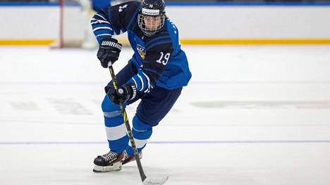 Suomen alkulohko päättyi tappioon Ruotsille alle 18-vuotiaiden MM-jääkiekossa. Kuva alkulohkon Sveitsi-pelissä, kiekossa Suomen Kasper Lundell.
