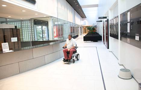 Hassan Zubier joutui saamiensa vammojen vuoksi pyörätuoliin. Kuva on otettu vuonna
