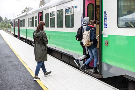 Matkustajia nousi junan kyytiin Tesoman seisakkeella elokuussa 2021.
