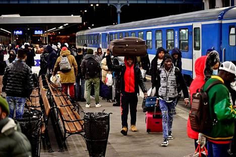 Venäjän hyökkäyksen alettua ihmisiä on paennut Ukrainasta myös Unkariin. Tältä näytti yhdellä Budapestin päärautatieasemista maanantaina.