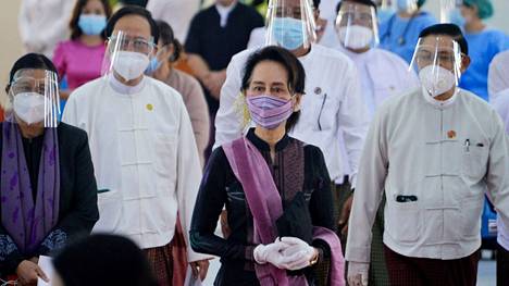 Aung San Suu Kyi kuvattiin Myanmarin pääkaupungissa Naypyidawissa tammikuussa 2021, kun hän vieraili katsomassa terveydenhuollon työntekijöiden koronarokotuksia.