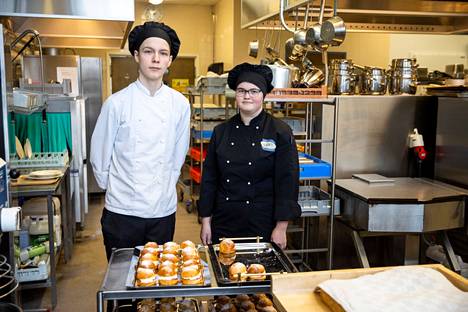 Ravintola-alan opiskelijat Oskari Rautavirta, 18, ja Sanni Leppänen, 17, kertovat, että työelämässä oppimispaikoissa on päässyt hyvin selville siitä, kuinka erilaisia ravintolat ja lounaspaikat ovat keskenään. Rautavirralle ja Leppäselle työllisyysnäkymät ovat hyvät, sillä erityisesti ravintolakokeista on tällä hetkellä huutava pula. 