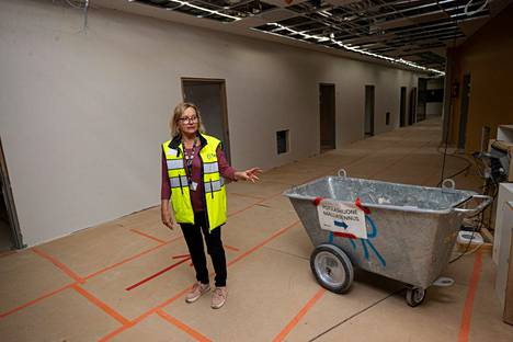 Suunnittelukoordinaattori Kirsti Kivelä seisoo neuropsykiatrian osaston oleskelutilassa ja osoittaa kohti mallihuonetta. Suurin osa uuden sairaalan huoneista on yhden hengen huoneita. Kun työt vielä etenevät, luontoa tuodaan osastoille muun muassa taiteen avulla.