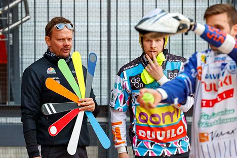 Mansen pelinjohtaja Juhani Lehtimäki ja Perttu Ruuska seurasivat tarkkaan Teemu Kinnusen syöttötyöskentelyä. Kinnunen palkittiin ansaitusti joukkueensa parhaana.