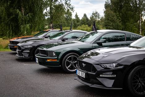 Ford Mustangit komistivat Kamanan pysäköintialuetta perjantaina aamupäivästä.