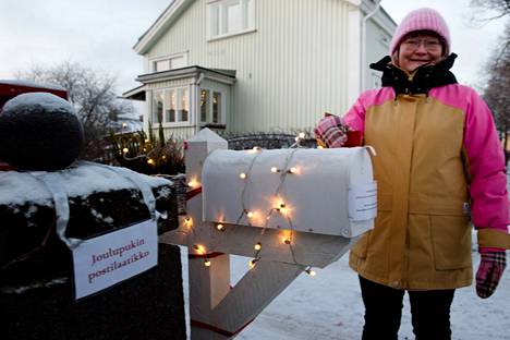 Riikka Järvelä on ollut mukana järjestämässä joulukalenteria alusta asti. Tänä vuonan hän pystytti pihalleen joulupukin kirjelaatikon.