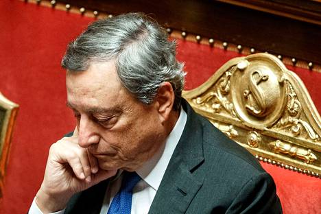 Italian pääministeri Mario Draghi Italian senaatissa keskiviikkona.