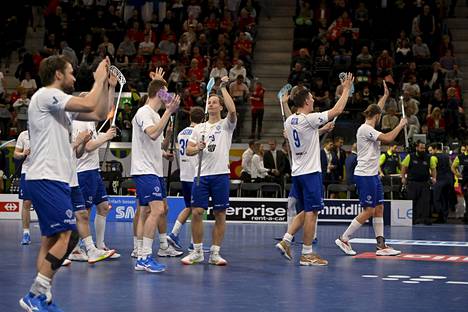 Suomen joukkueen pelaajat kiittivät kannattajia pronssipelin voiton jälkeen.