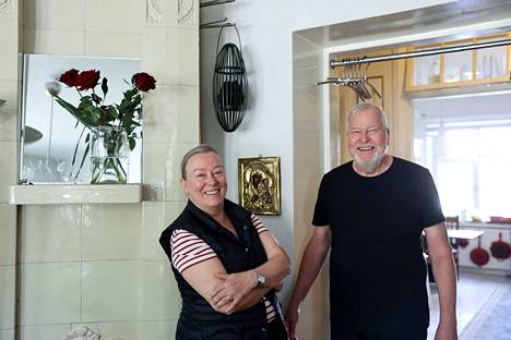 Outi Saarikoski-Schimberg ja Rainer Schimberg avasivat kotinsa oven Aamulehdelle myös vuonna 2021, kun julkisivuremontti valmistui. Outi on asunut Pyynikinkulmassa vuodesta 1998 ja Rainer vuodesta 2009. 