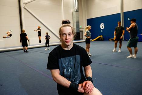 Suomen cheerleadingin sekamaajoukkueessa urheilevan Akseli Lintulaakson mukaan vaikeinta cheerleadingissä on lajissa vaadittava esiintymisen taito. ”Hirvein asia lajissa on se, että pitää esiintyä ja hymyillä, sitä pitää vielä harjoitella.”