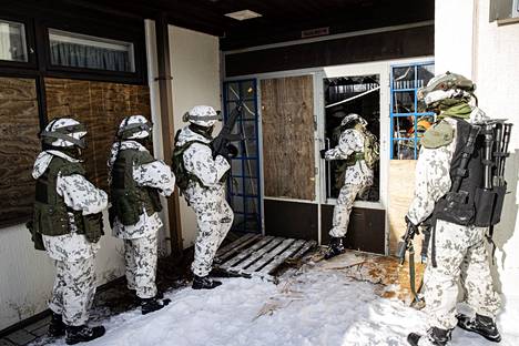 Joukkue mursi oven talon turvalliselta puolelta, ja meni siitä sisään. Lumipukuiset reserviläiset osallistuivat kertausharjoituksiin ensimmäistä kertaa.