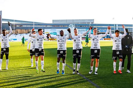 FC Hakalla oli kauden ensimmäisissä otteluissa paljon aihetta iloon.