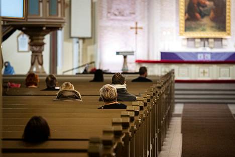 Joululauluja kerääntyi kuuntelemaan Aleksanterin kirkkoon kolmisen kymmentä kuulijaa, Aamulehden valokuvaaja Eriika Ahopelto arvioi.